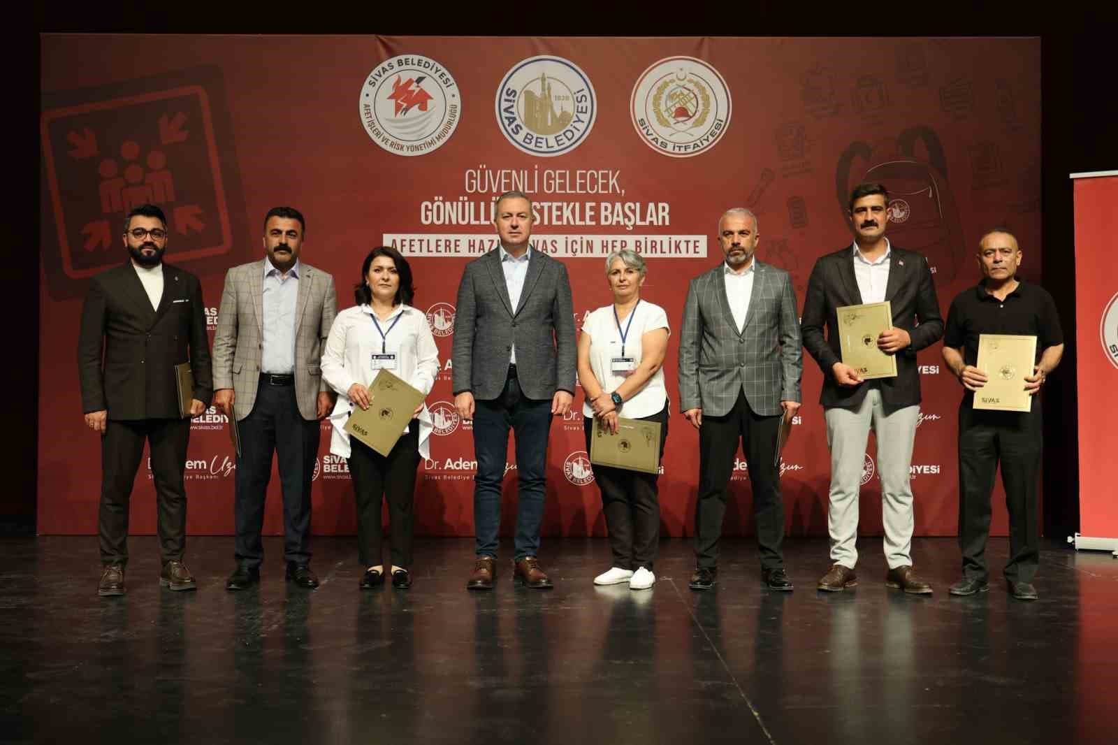 Sivas Belediyesi, Afet Gönüllüsü Eğitimlerini Tamamlayanları Onurlandırdı