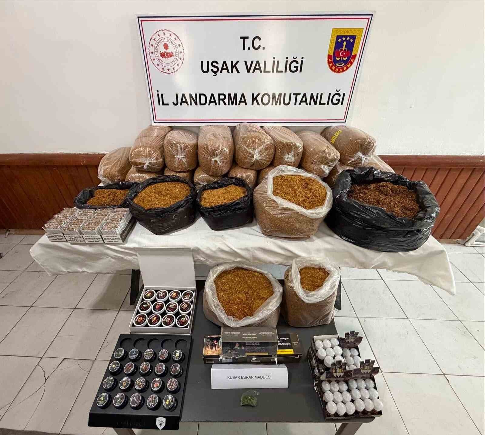 Uşak'ta Jandarma Operasyonu: 120 Kiloluk Bandrolsüz Tütün ve Kaçak Ürünler Ele Geçirildi