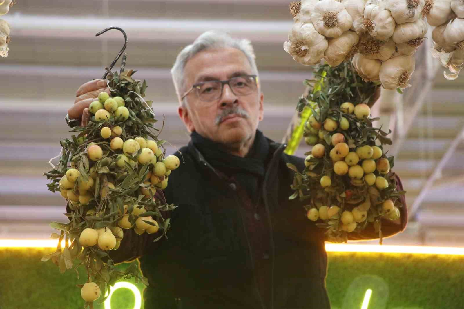 İki Yılda Bir Yetişen Üvez Meyvesi Siparişle Satılıyor