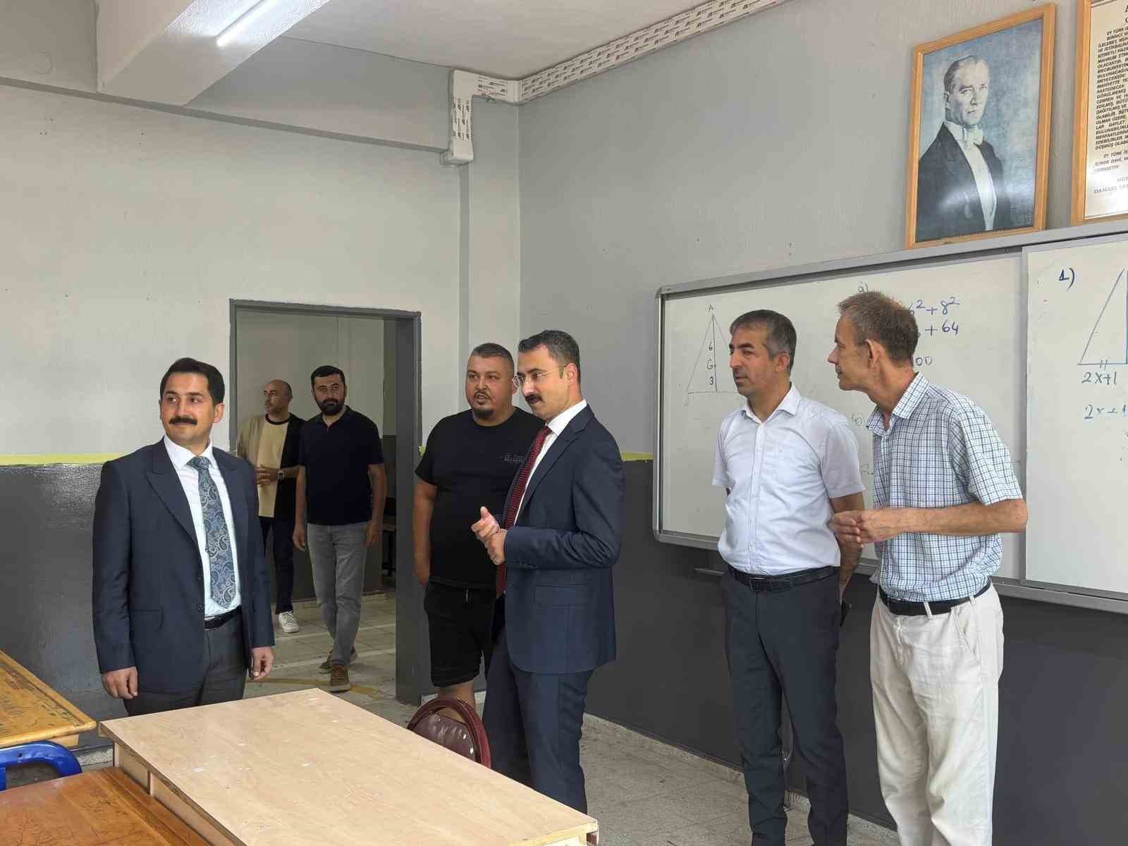 Alaşehir'de Denetimli Serbestlik Yükümlülükleri Tarafından Üç Okulda 36 Sınıf Yenileme Çalışmaları Tamamlandı