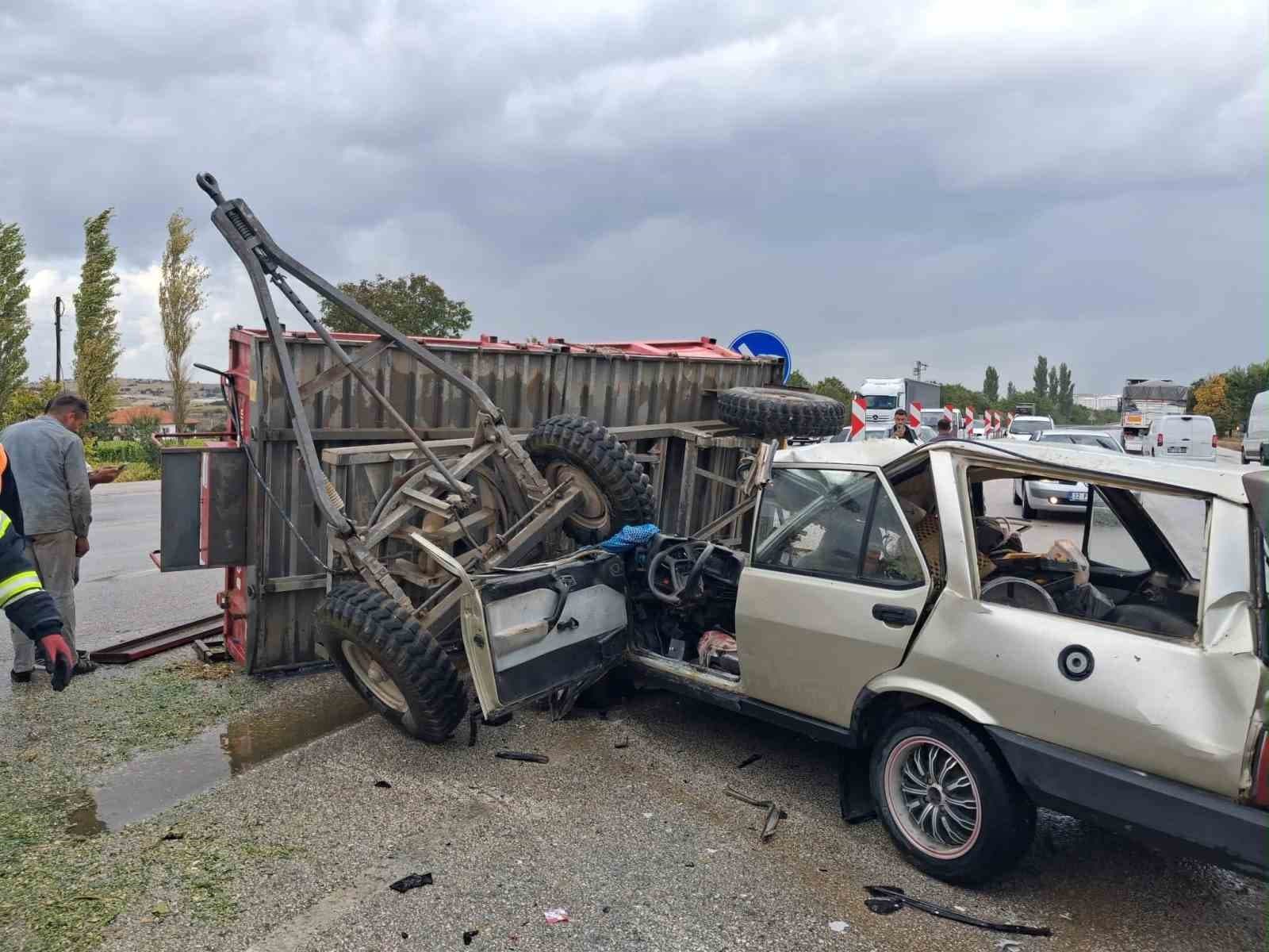 Burdur'da Traktör ve Otomobil Çarpıştı: Bir Sürücü Ağır Yaralandı