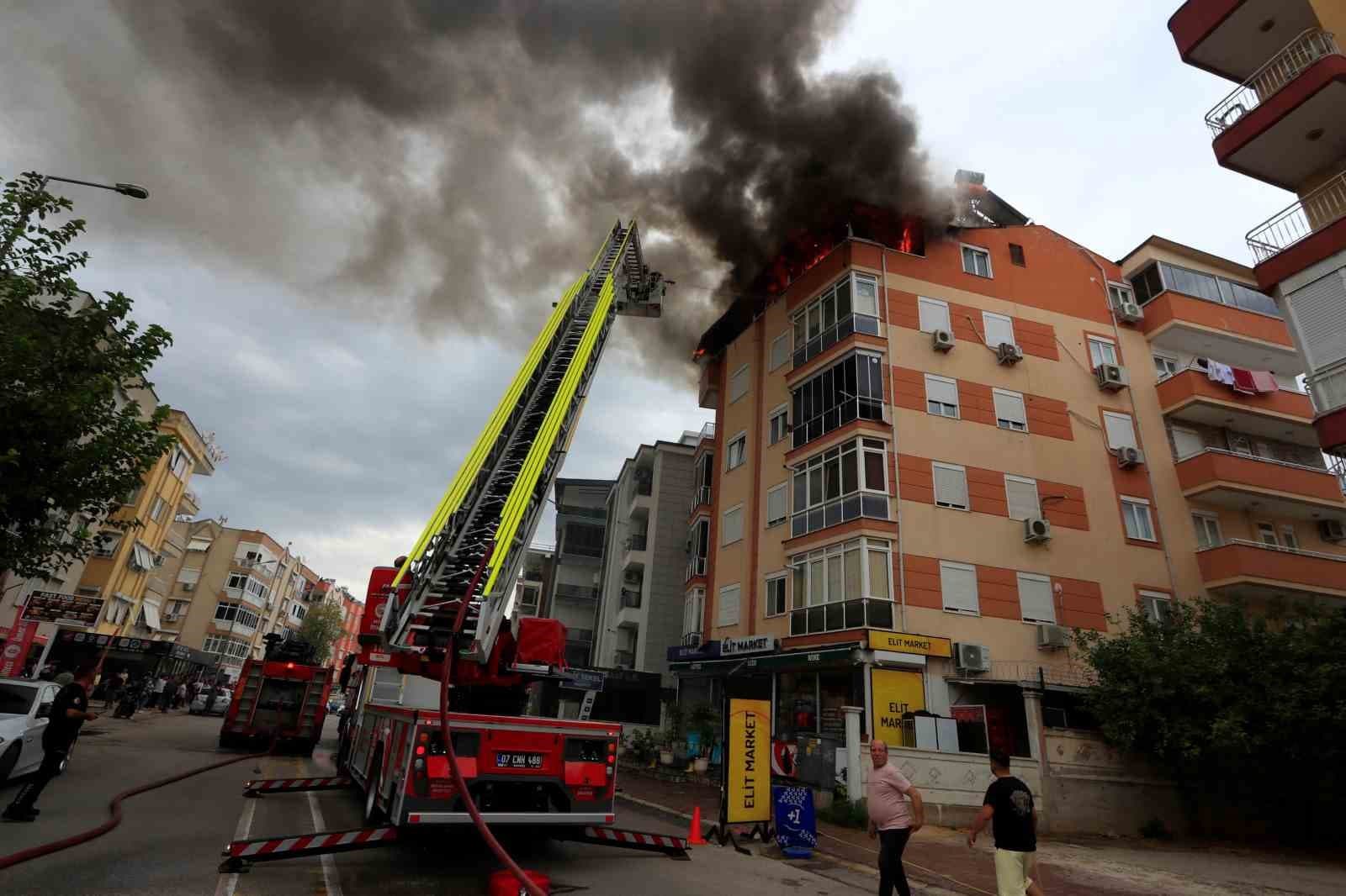 Antalya'da 5 Katlı Apartmanda Çatı Yangını Yaşandı