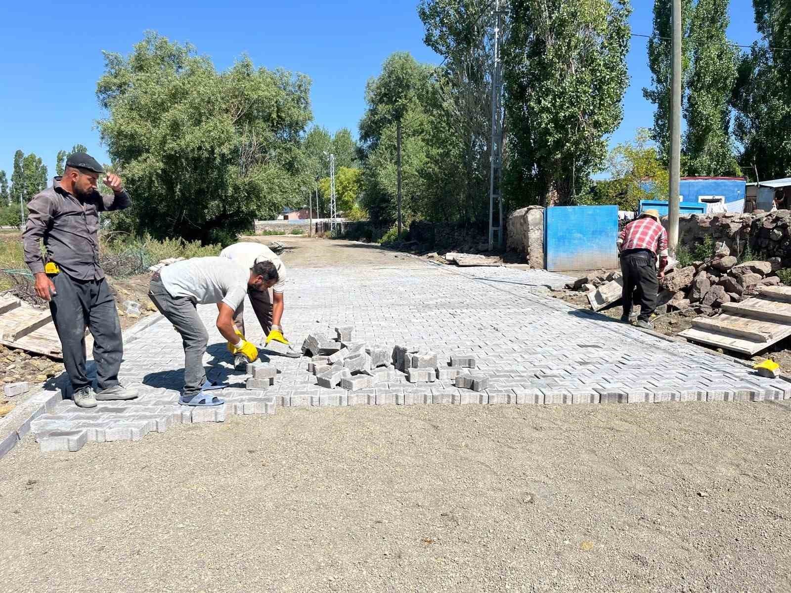 Akyaka'da Köy Yollarına Parke Taşı Döşeme Çalışmaları Devam Ediyor