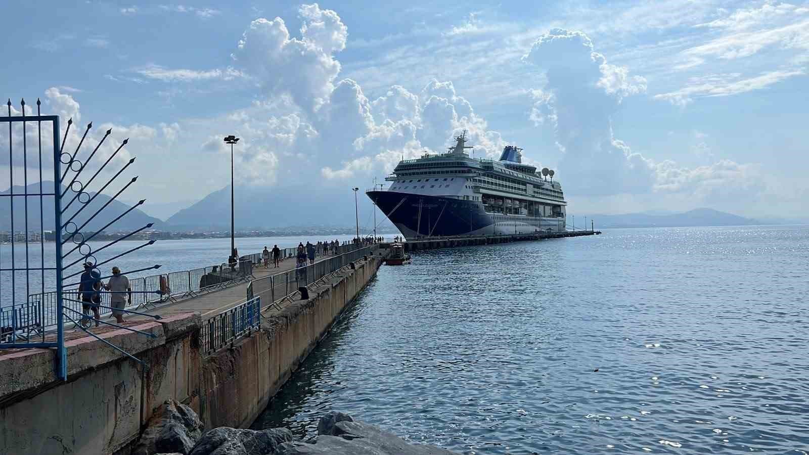 Lüks Kruvaziyer 'Marella Discovery' Alanya'ya Yolcularını İndirdi