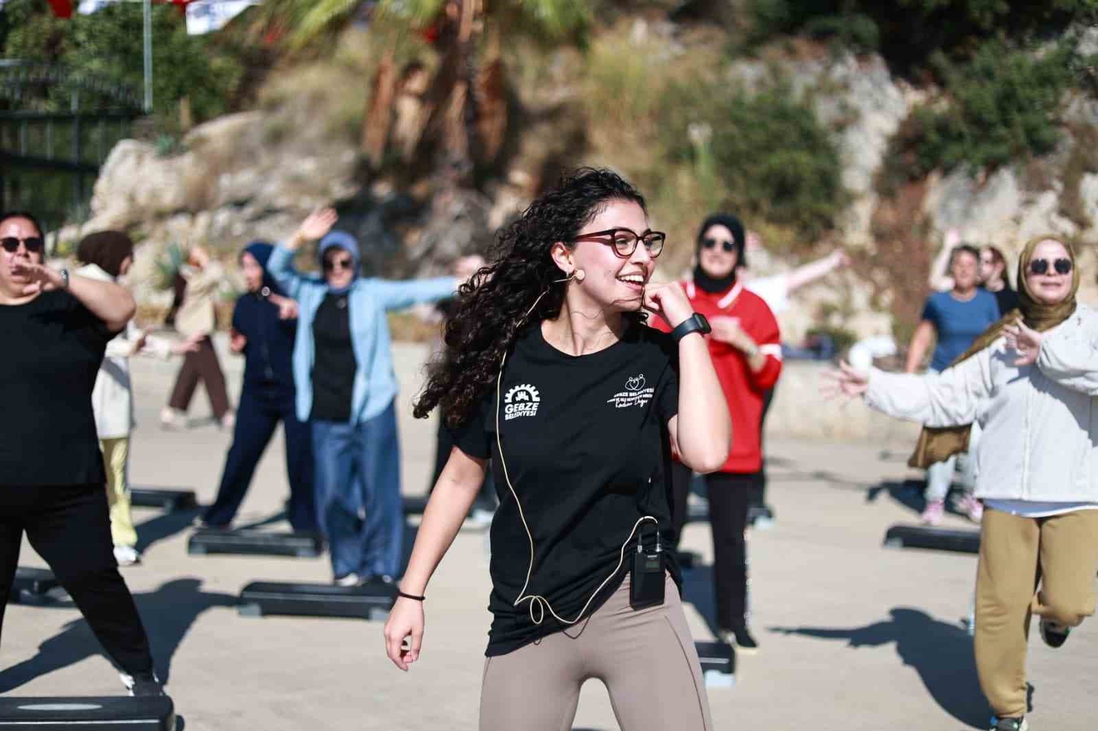 Gebze'de Kadınlar Sahilde Açık Hava Sporuna Katıldı