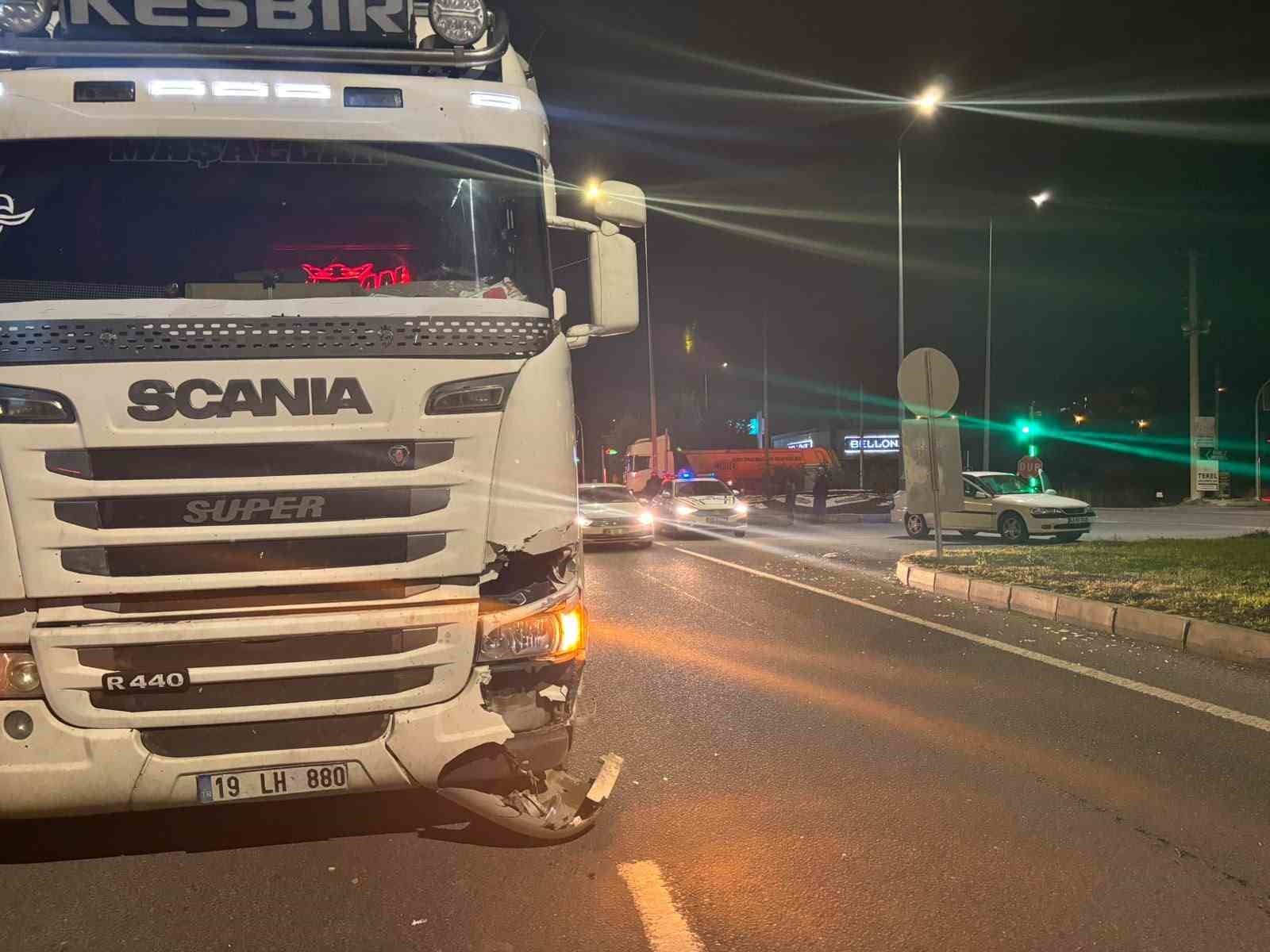 Otomobil ve Tır Çarpışması Tavşanlı'da Kamerada