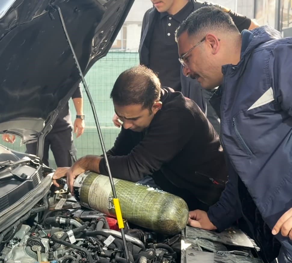 Otomobil Motoruna Sığınan Kedi, Oksijen Gazı Kullanılarak Kurtarıldı