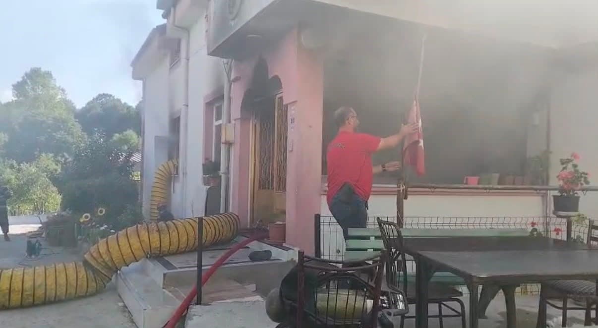 Kocaeli Kartepe'de Konut Yangını Kontrol Altına Alındı: Kurtarma Sürecinde Türk Bayrağı Korundu
