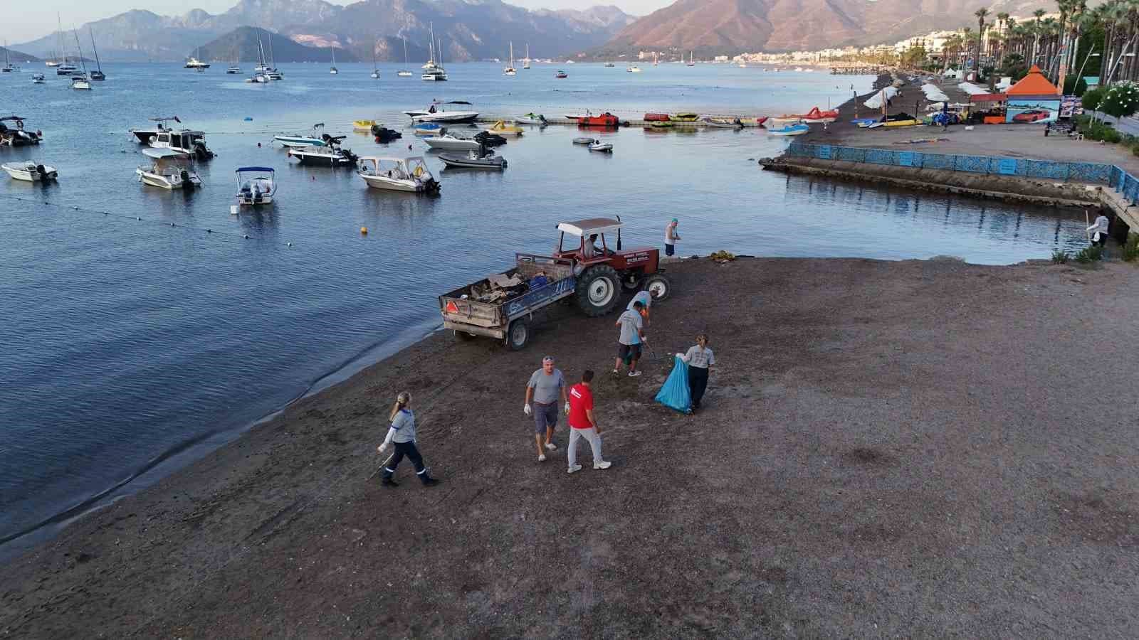 Marmaris'te Plaj Temizliği Çalışmaları Devam Ediyor