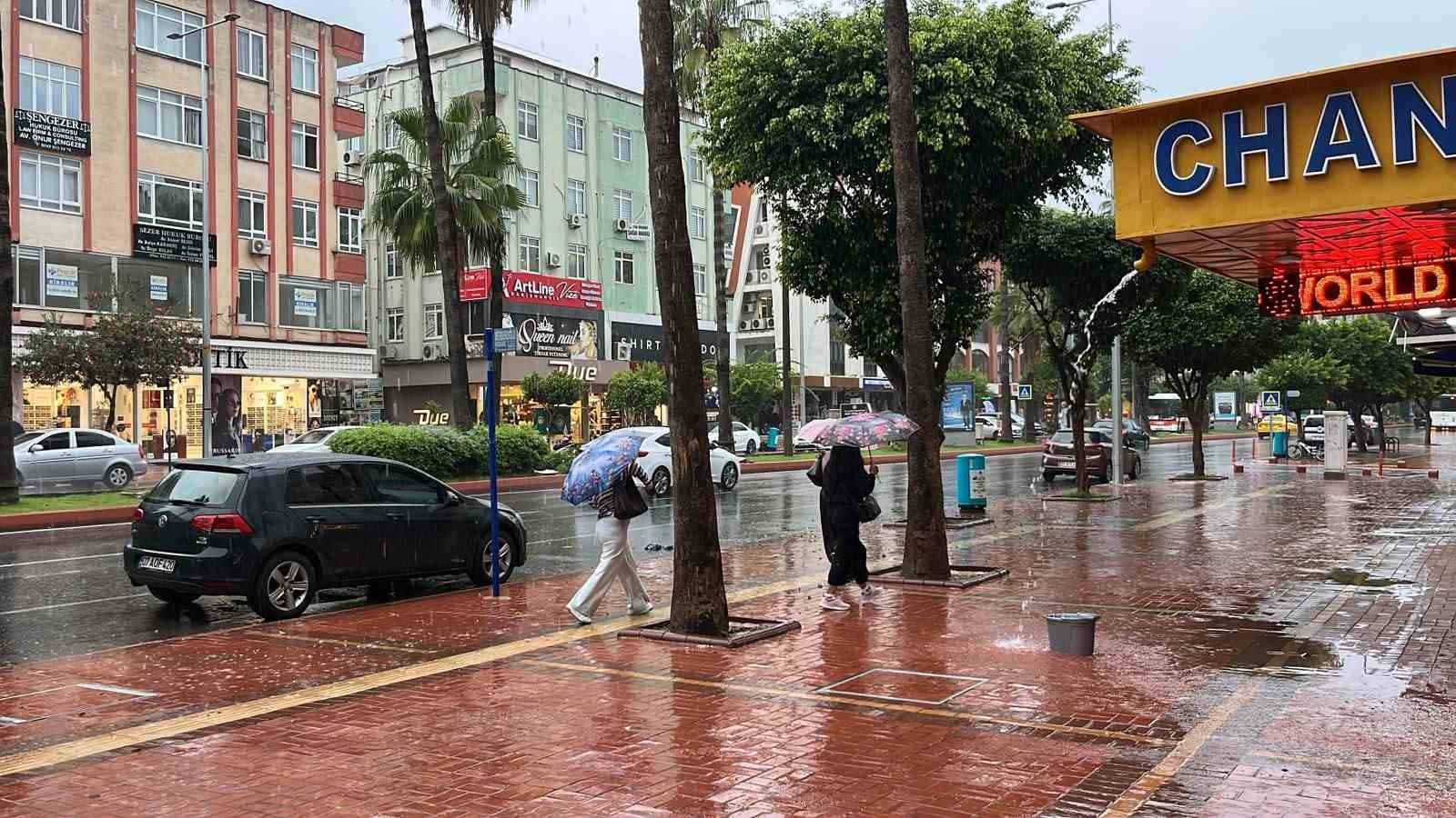 Alanya'da Sağanak Yağış Etkiledi: Hazırlıksız Yakalananlar Zor Durumlar Yaşadı
