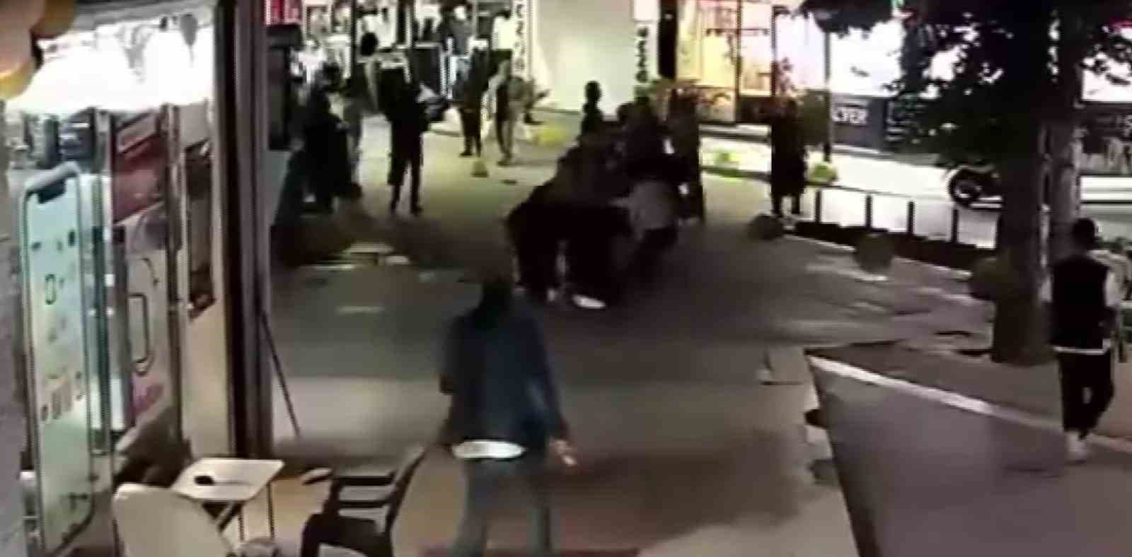 Kocaeli Gölcük'te Cadde Ortasında Anne ve Kızına Saldırı
