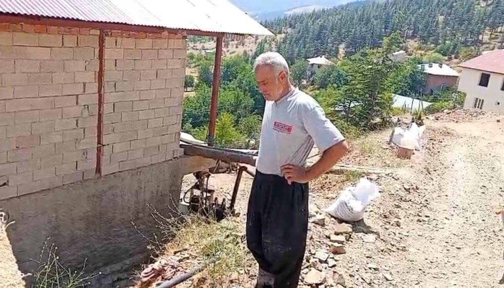 Kozan'da Açıkta Kalan Su Borusu Vatandaşı Dört Yıldır Mağdur Ediyor
