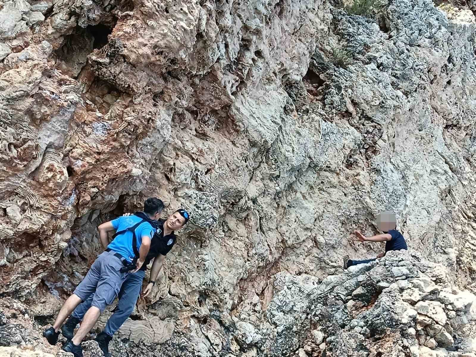 Falezlerde Mahsur Kalan Şahsa Polis ve Deniz Polisi Müdahalesi