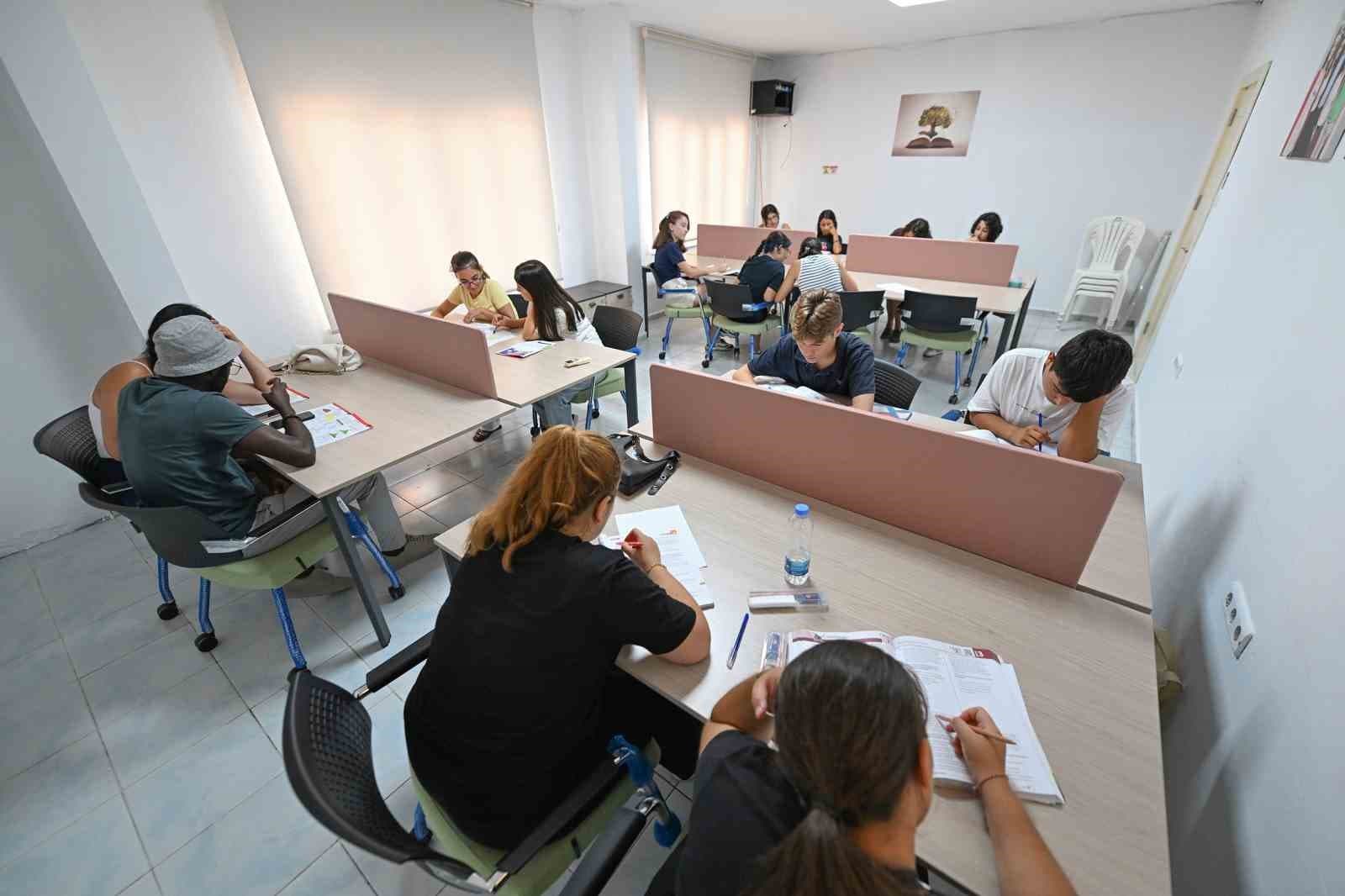 Mersin'de Öğrenciler İçin Sınav Hazırlık Merkezi: Aydıncık Okuma Salonu Çalışıyor