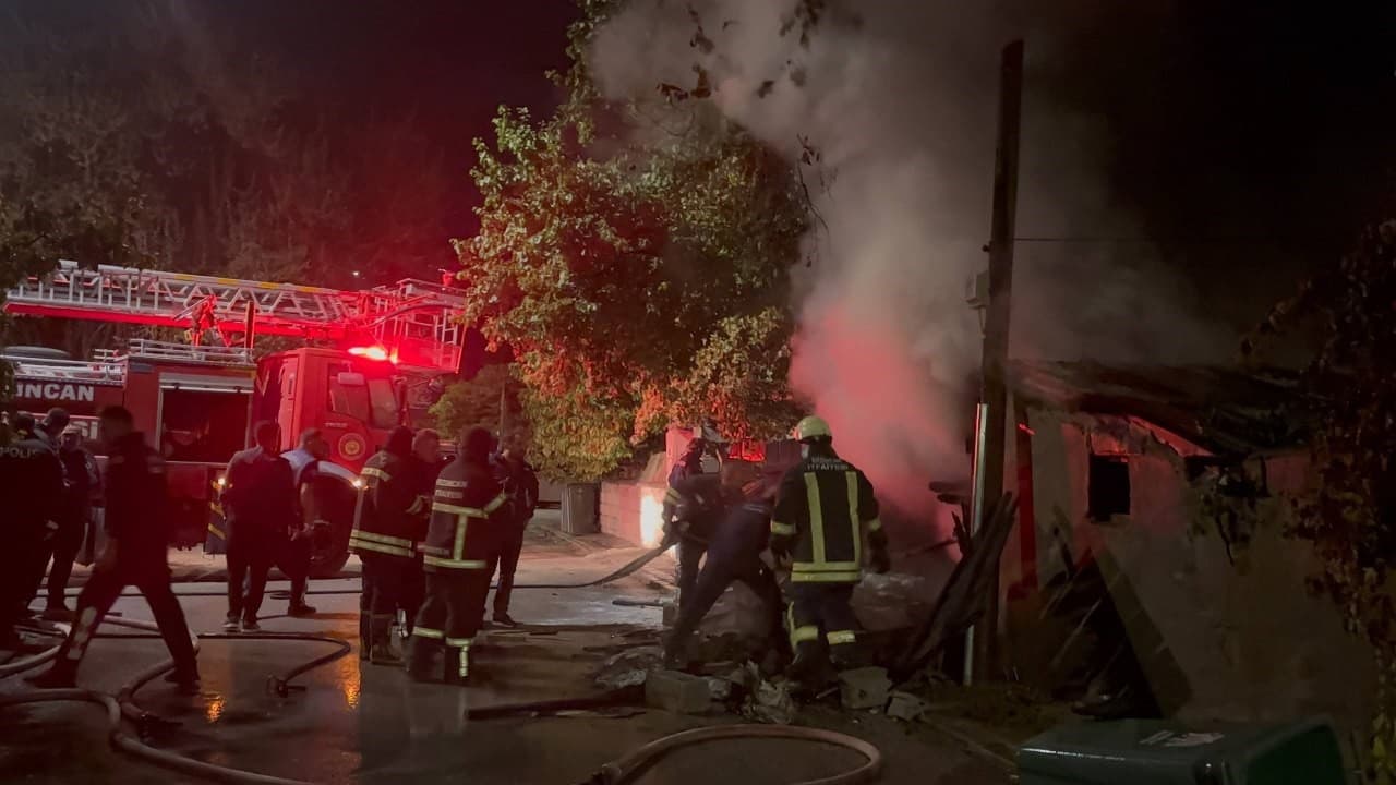 Erzincan'da Müstakil Evde Odunluk Yangını Kontrol Altına Alındı