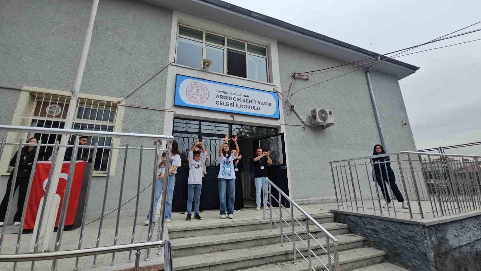 Üniversite Öğrencileri Kayseri'deki İlkokullarda Hijyen ve Eğlence Etkinlikleriyle Miniklere Destek Oluyor