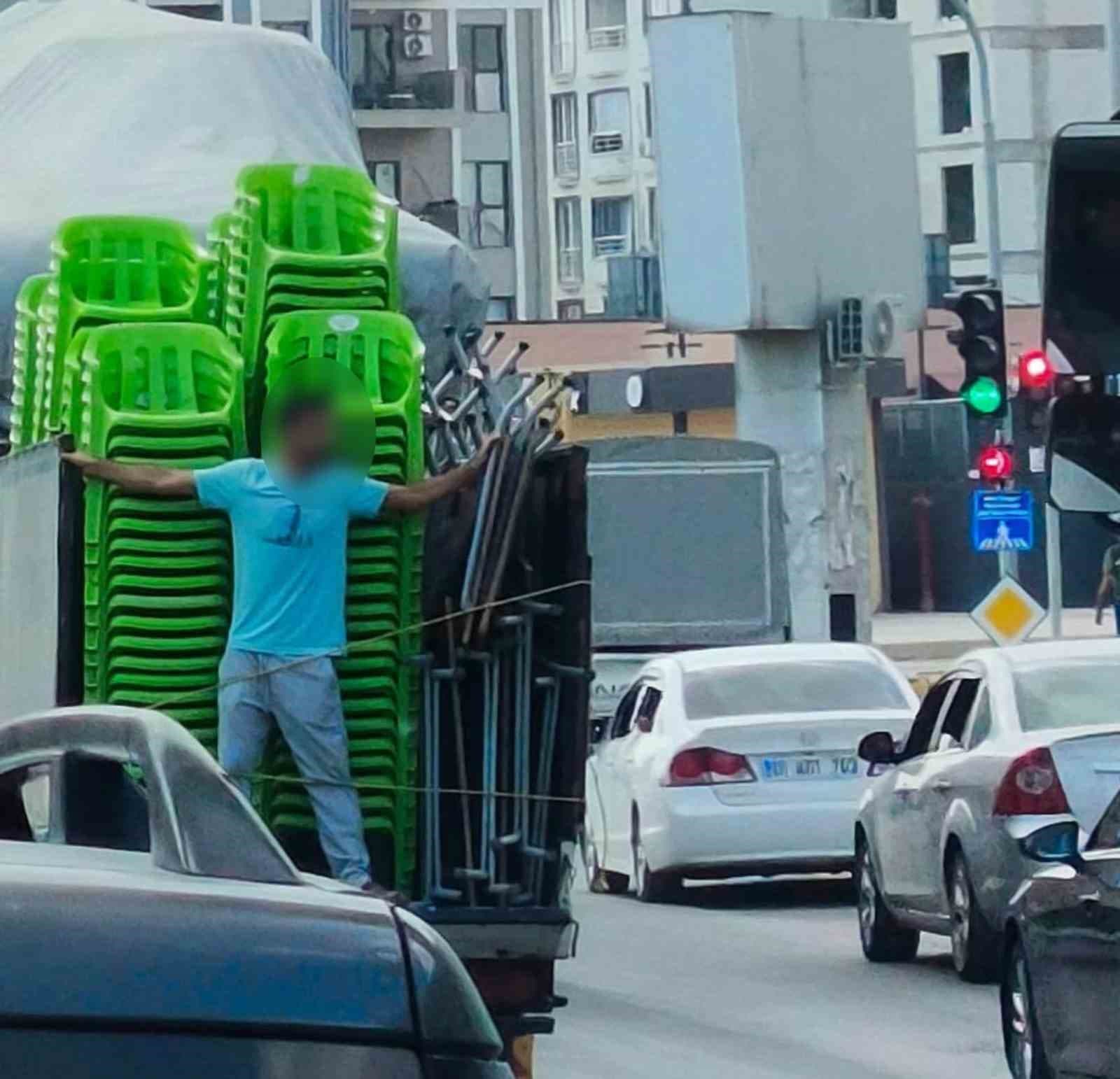 Kamyonetin Kasasındaki Riskli Seyahat