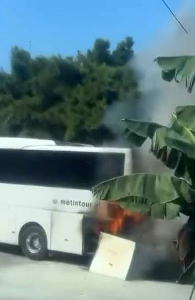 Alanya’da Park Halindeki Tur Otobüsünde Yangın Çıktı