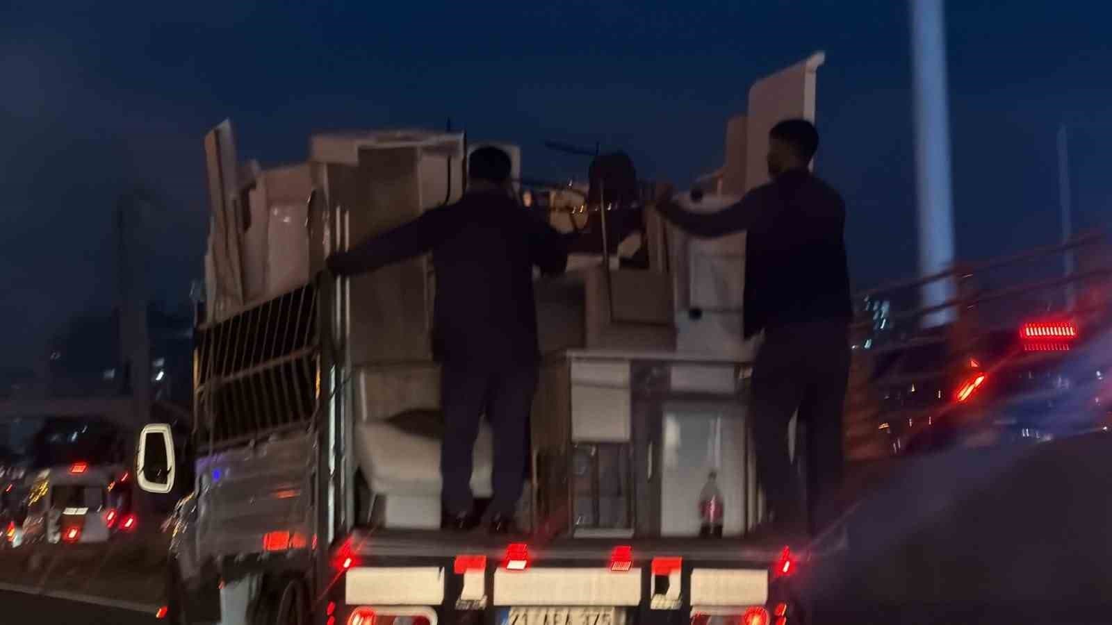 Kendi güvenliklerini değil, eşyaların güvenliğini sağlayarak kamyonetin arkasına tutundular