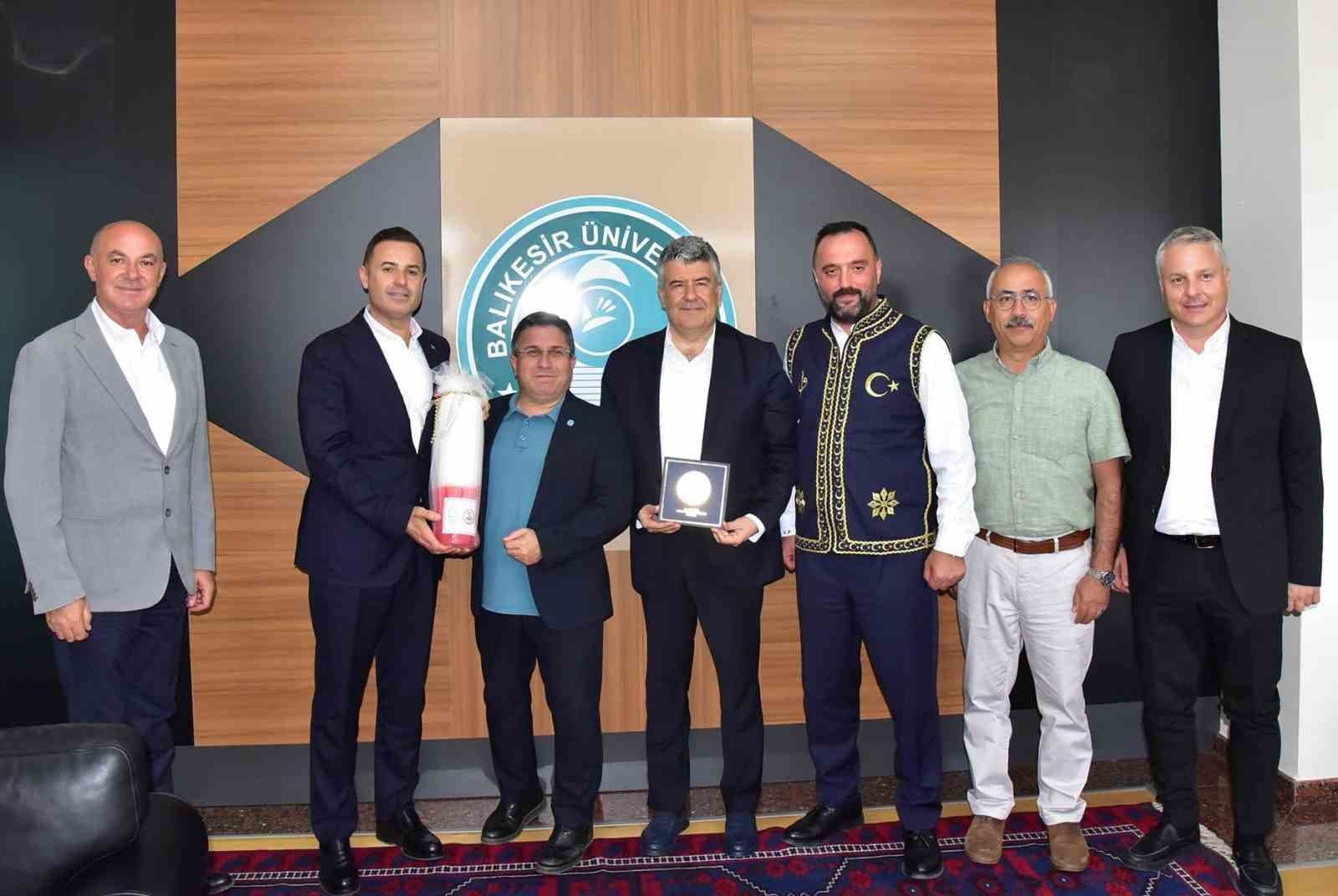 Rektör Yücel Oğurlu, Kurtdereli Güreşlerine Davet Edildi