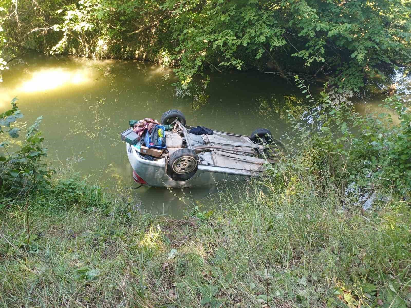 Otomobil Dereye Yuvarlandı: Sürücü Yaralandı