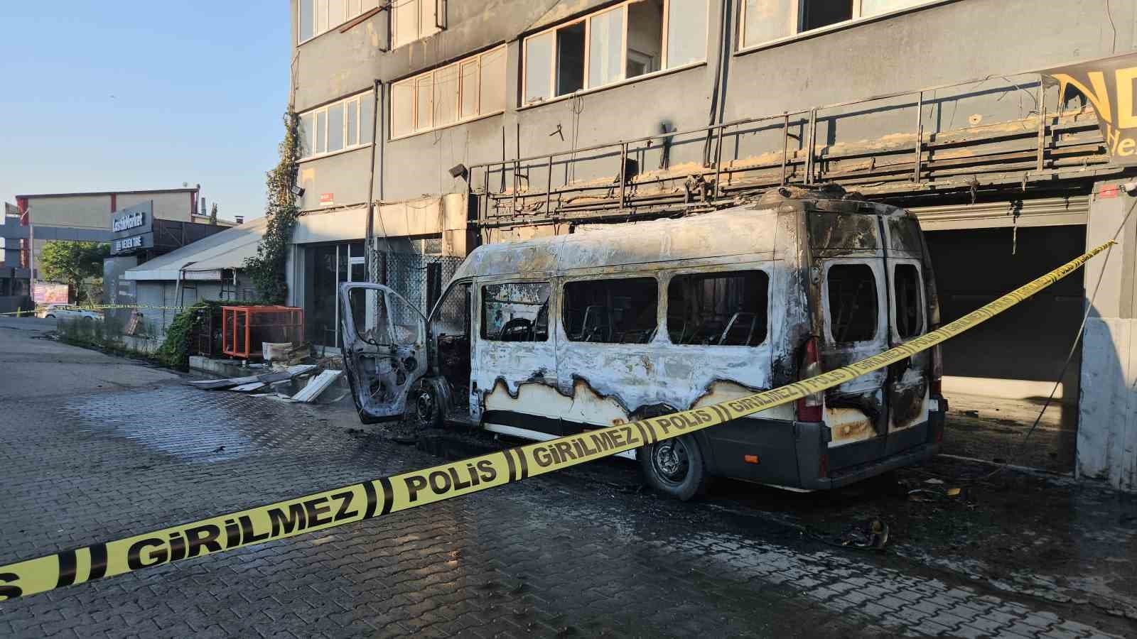 İkitelli Sanayi Sitesi'nde Minibüs Yangını: Olayın Arkasında Kundaklama İhtimali Araştırılıyor