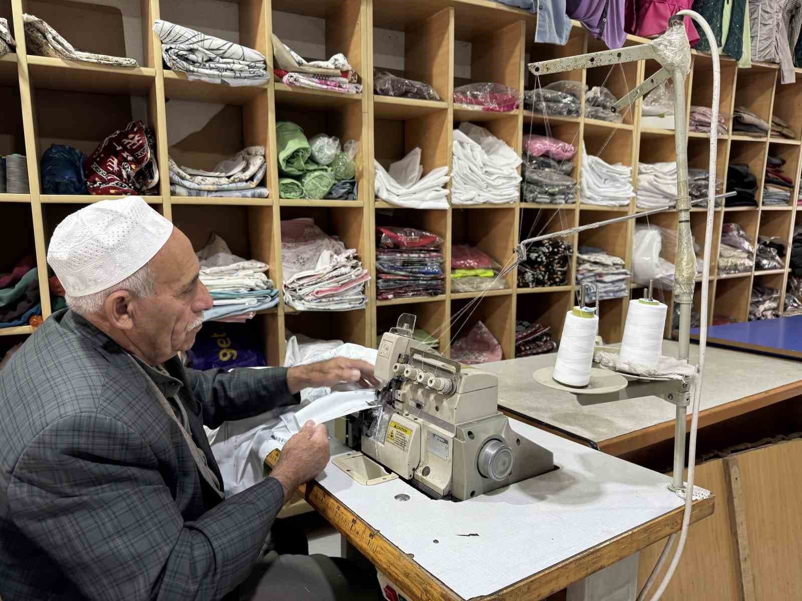 72 Yaşındaki Ahmet Hacı, Oğlunun Taşınmasından Sonra Devraldığı Kumaş İşini Sürdürüyor