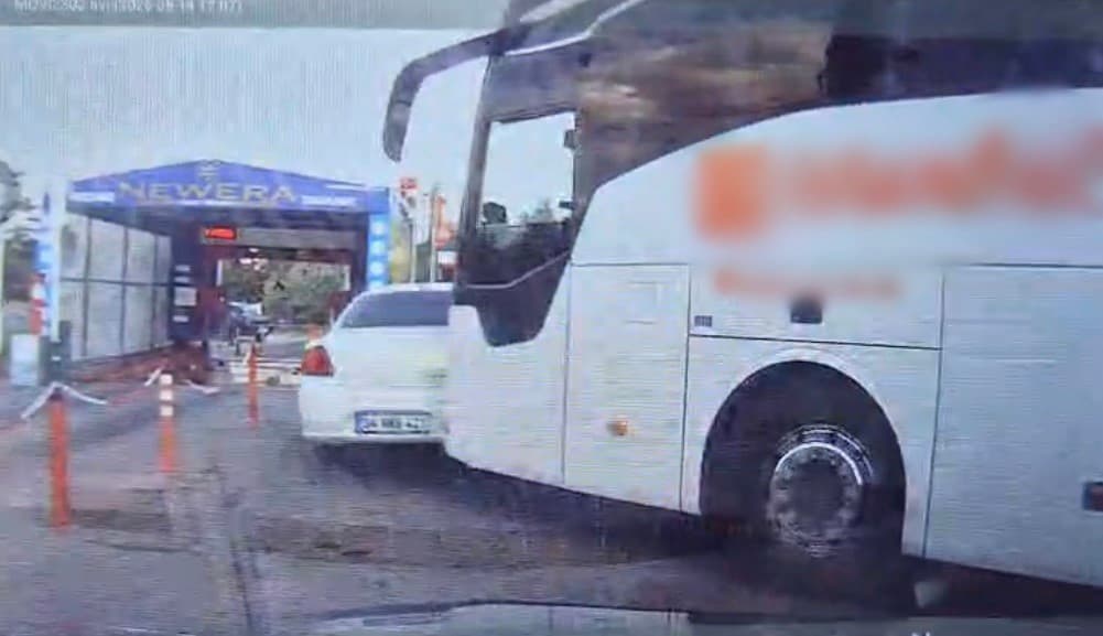 Yolcu Otobüsünün Çarptığı Aracın Sürüklenmesi Kamerada