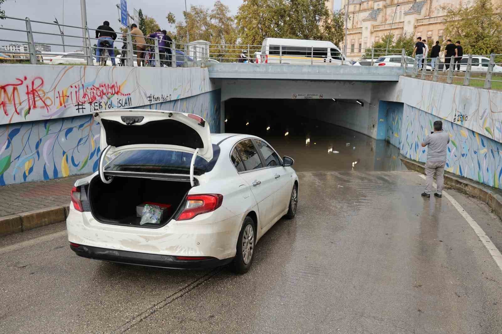 Adana’da sağanak çilesi: Otomobil suya gömüldü, vatandaşlar rögarları kendileri temizledi