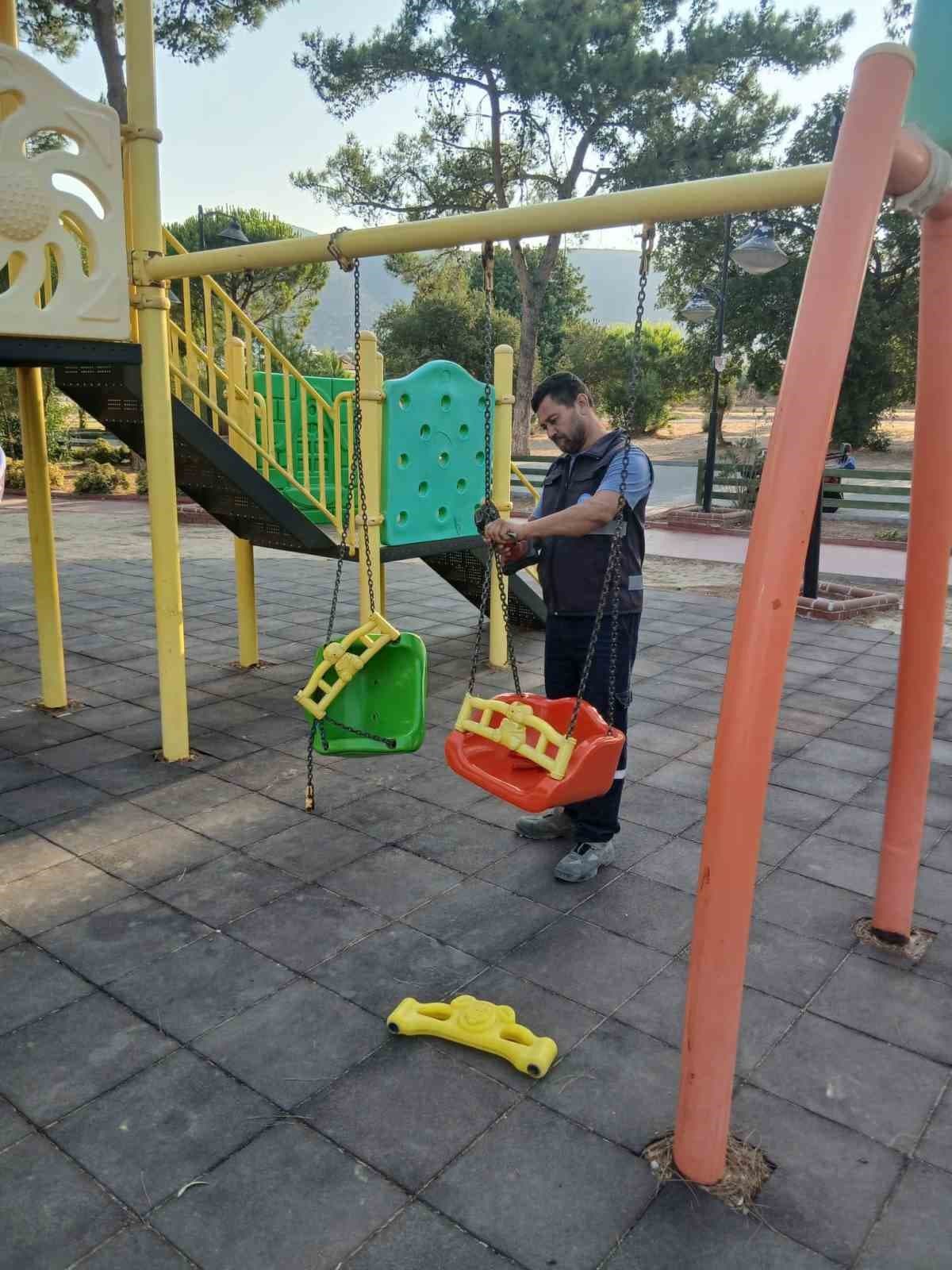 Didim Belediyesi Parklarda Düzenli Bakım ve Onarım Çalışmalarını Sürdürüyor