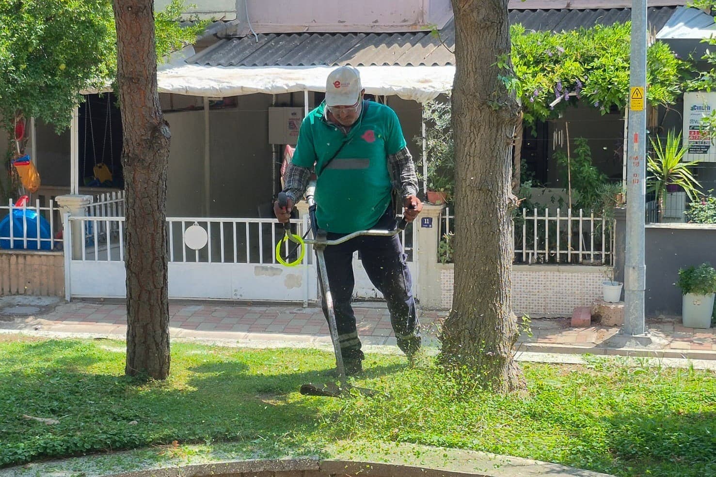 Efeler'de Yeşil Alanların Bakım Çalışmaları Sürüyor