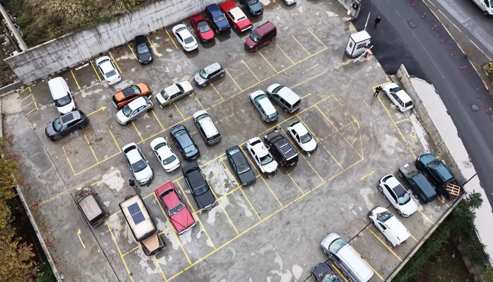Ayazağa’da selde sürüklenip otoparka çekilen araçlar havadan görüntülendi