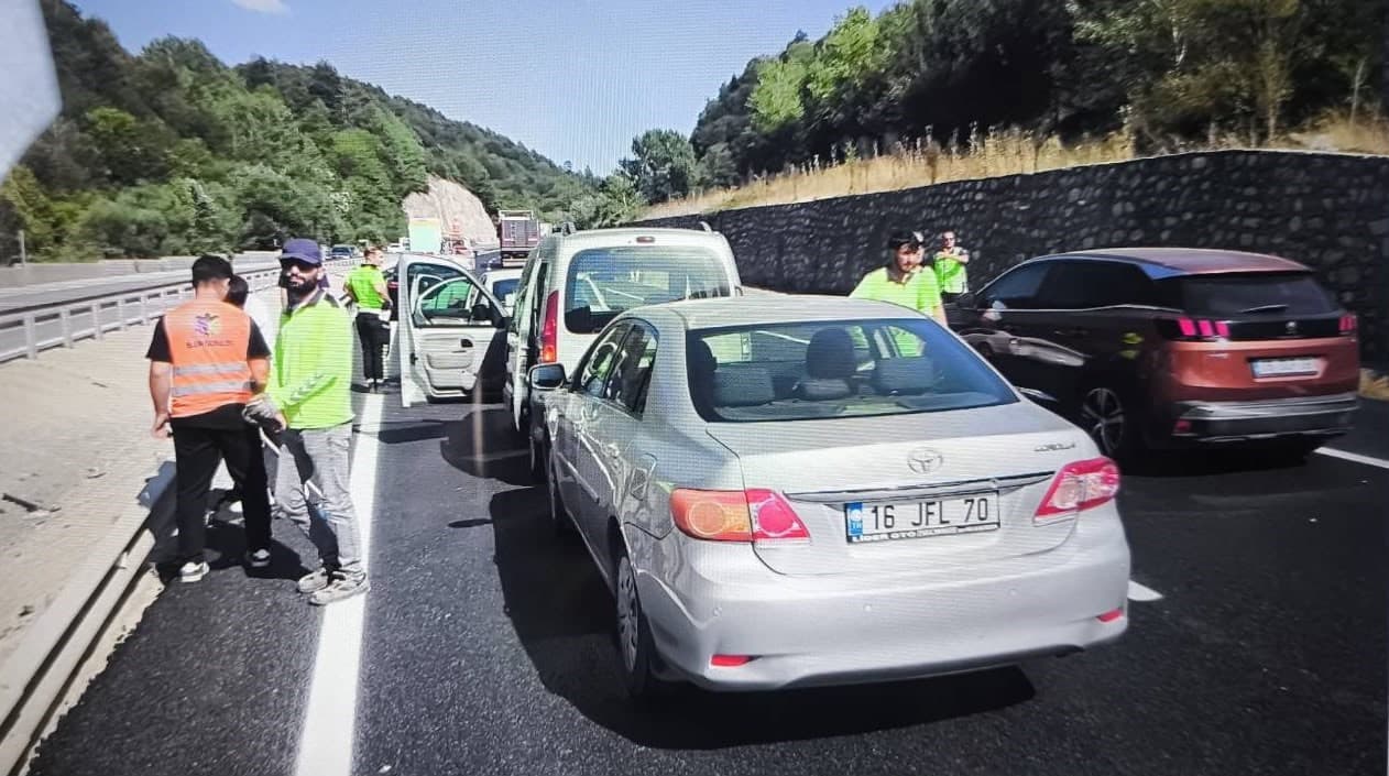 Bilecik'te Zincirleme Kaza: Dört Araç Çarpıştı, Bir Yaralı