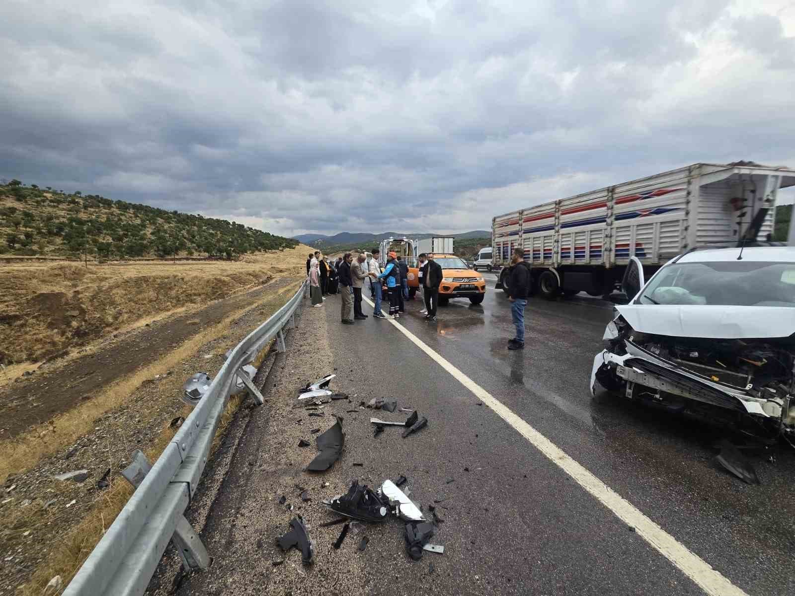 Bingöl'de Hafif Ticari Araç Bariyerlere Çarptı: Bir Kişi Yaralandı