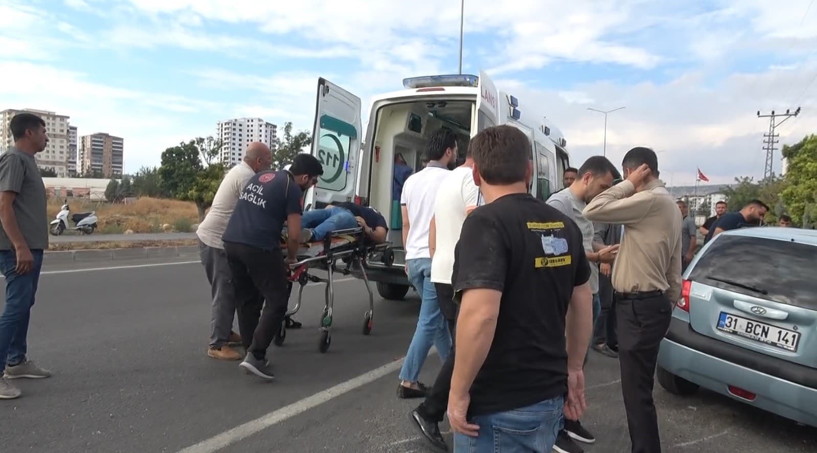 Motosiklet ve otomobil çarpıştı: Bir kişi ağır, iki yaralı