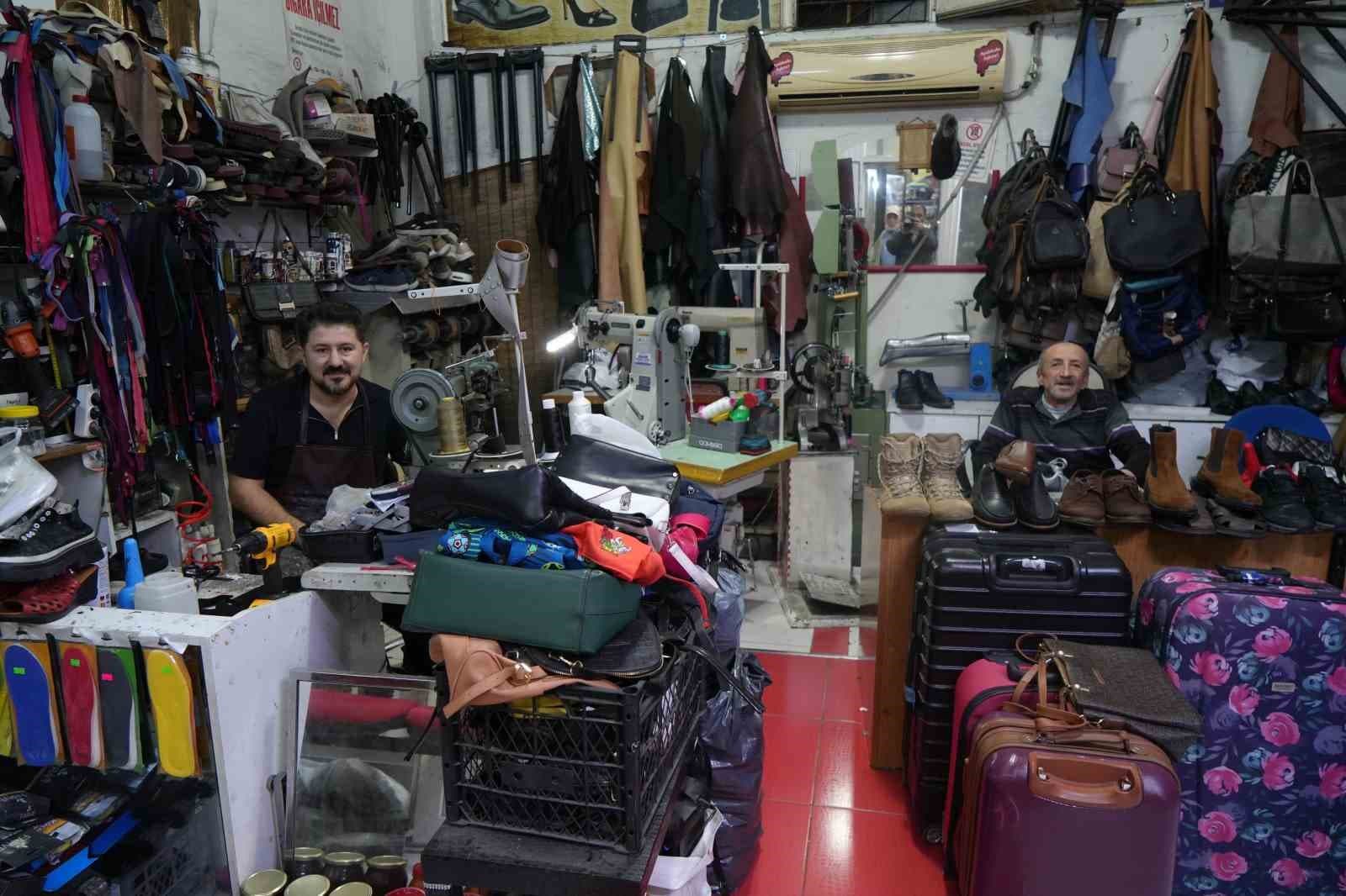 Okul Başlangıcı ve Yağışlar Ayakkabı Tamircilerini Meşgul Ediyor