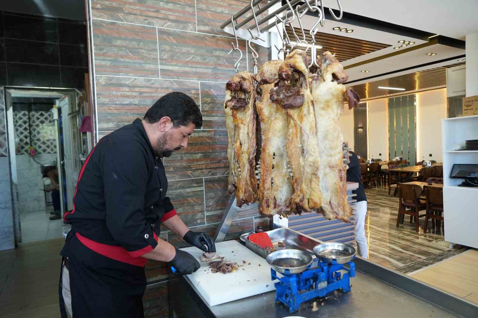 Muş'un Özgün Lezzeti Büryan, Tandırda Hazırlanıyor