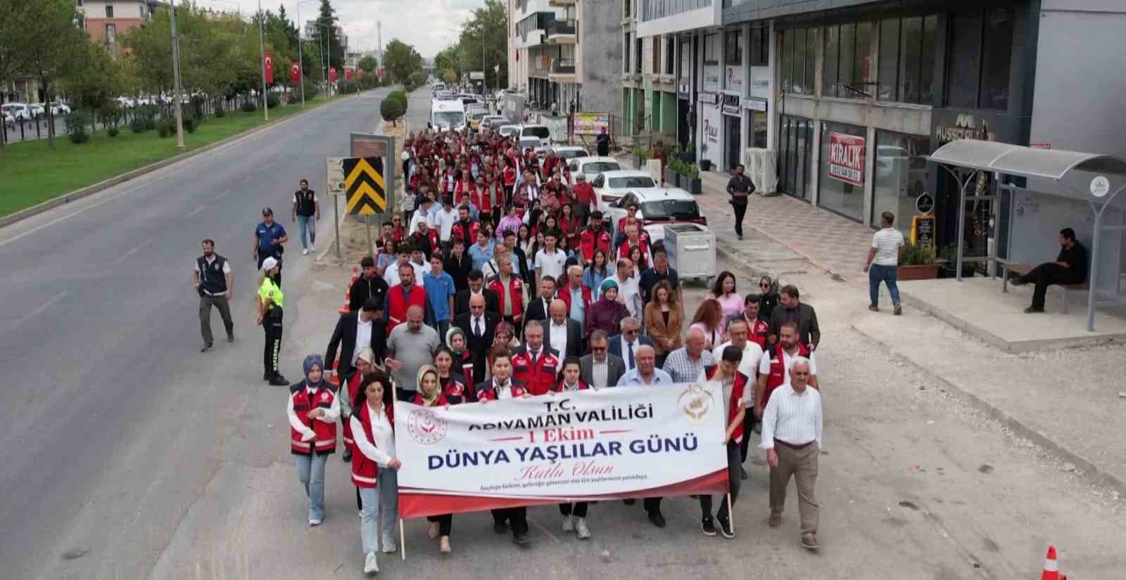 Adıyaman'da Dünya Yaşlılar Günü Anma Yürüyüşü Gerçekleştirildi