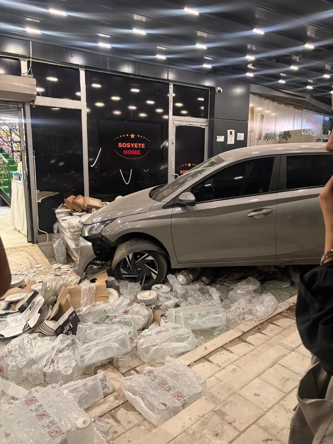 Adana'da Kontrolden Çıkan İki Araç Mağazaya Çarptı: İki Kişi Yaralandı