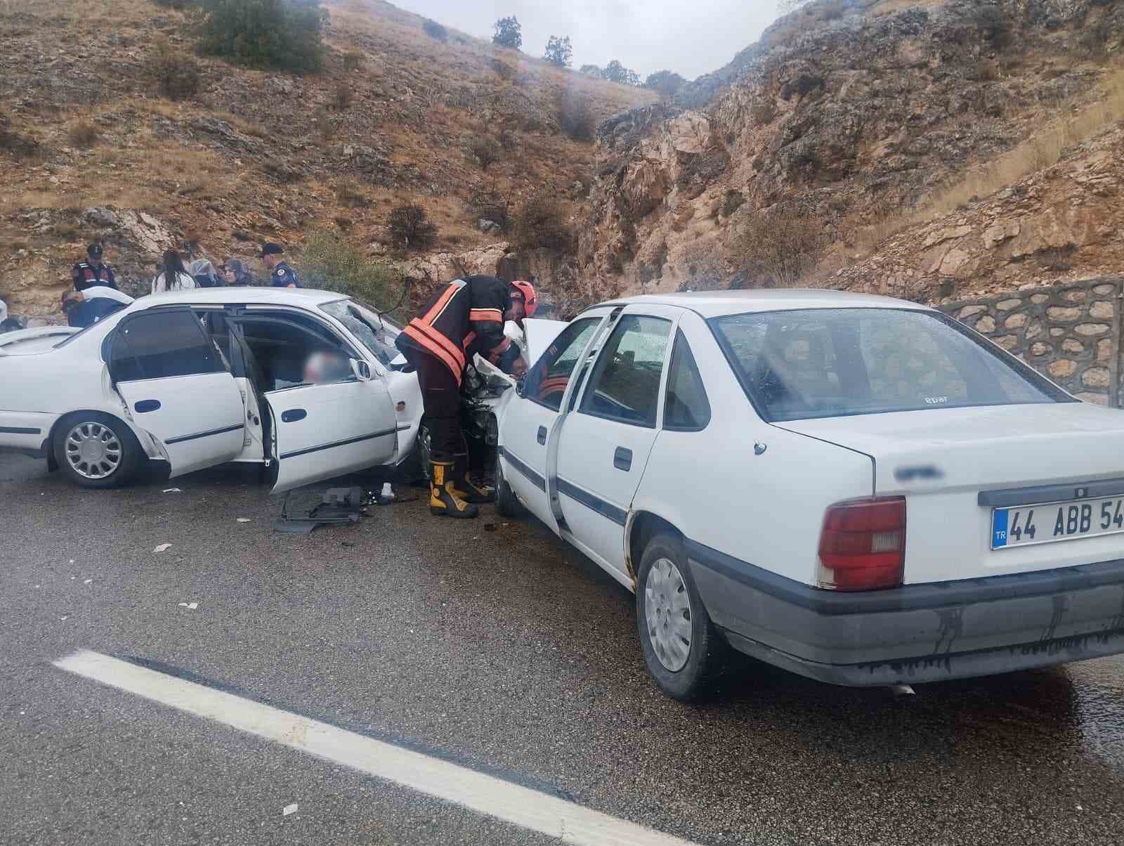 Malatya'da Otomobil Çarpışması: Altı Kişi Yaralandı