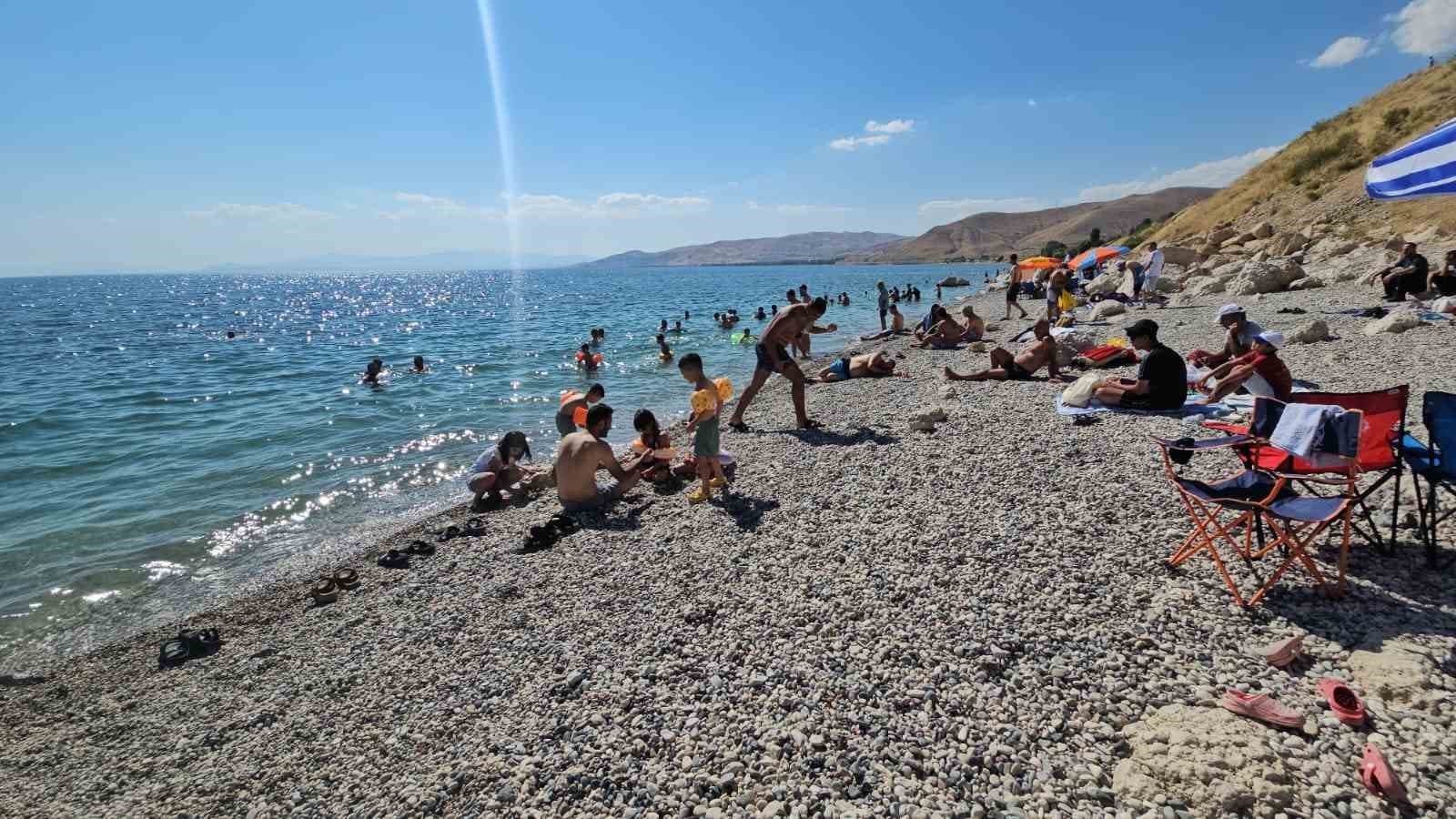 Adilcevaz Sahilleri Yaz Turistlerini Çekiyor