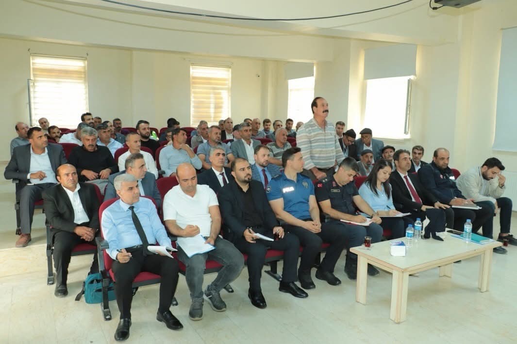 Çüngüş'te Muhtarlar Toplantısı Yapıldı: Yerel Sorunlar ve Yatırımlar Masaya Yatırıldı