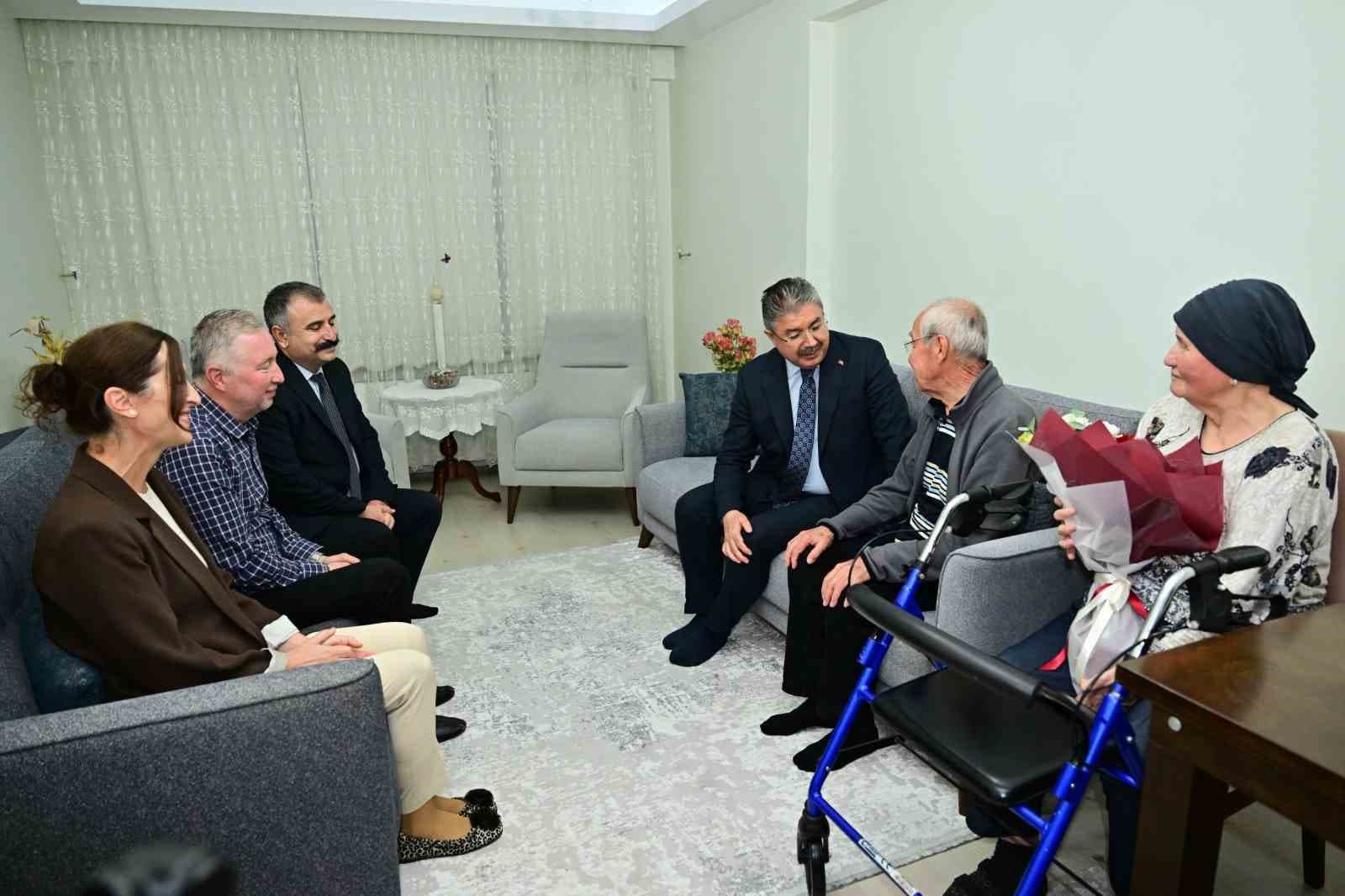 Vali Yılmaz, 1 Ekim Dünya Yaşlılar Günü'nde Şükran Erdoğan Ailesini Ziyaret Etti