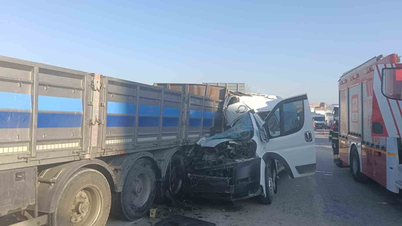 Direksiyon Kaybı Nedeniyle Çarpan Minibüs Tıra Çarptı: Bir Kişi Yaralandı