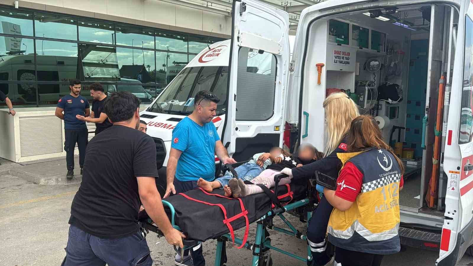 Otoyolda Minibüs ve İki Tırın Çarpışması: 11 Kişi Yaralandı