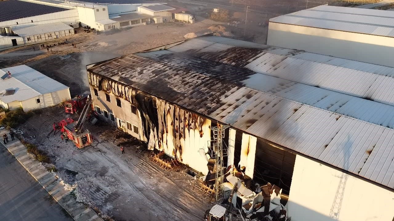 Afyonkarahisar'da Gıda Fabrikasında Çıkan Yangın Kontrol Altına Alındı