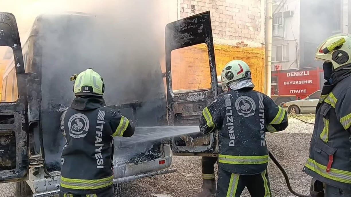 Yolda Olan Otomobil Alev Alırken İtfaiye Hızla Müdahale Etti