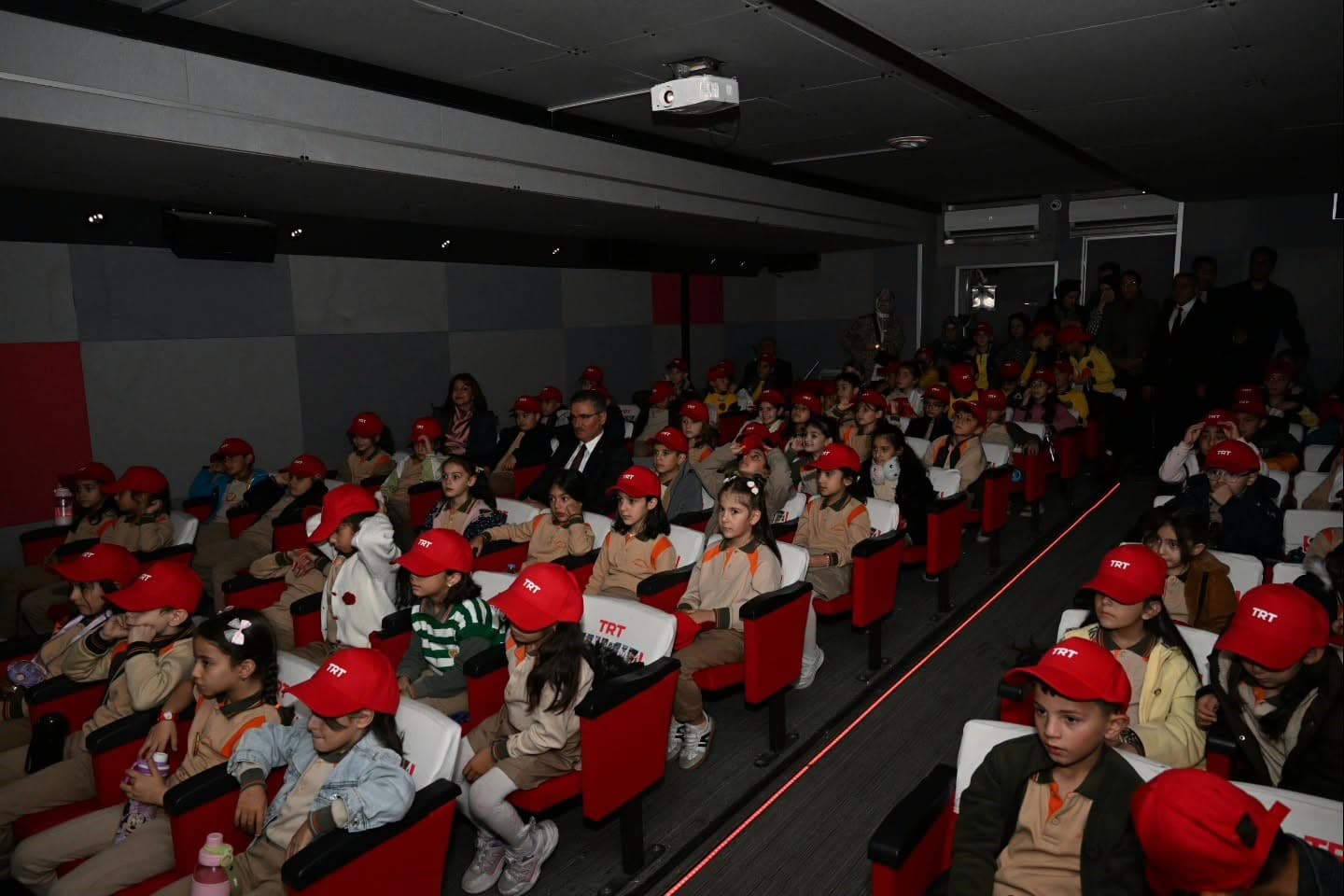 52 Bin Öğrenciye Sinema Deneyimi: TRT Sinema Tırı Erzurum'da
