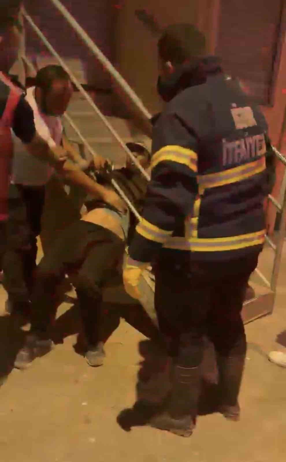 Iğdır'da Merdiven Korkuluklarına Sıkışan Vatandaş İtfaiye İle Kurtarıldı
