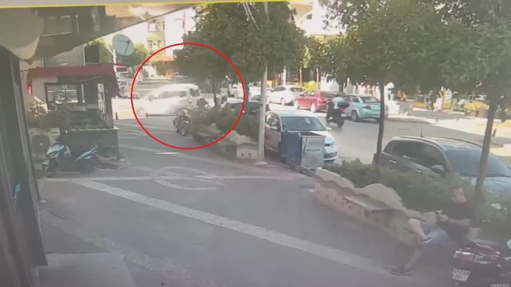 Hafif Ticari Araç ve Motosiklet Çarpıştı: Bir Kişi Yaralandı